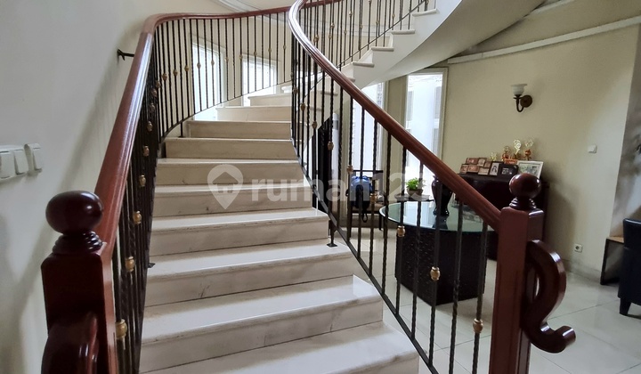 Pondok Indah in front of Asri Park, Quiet