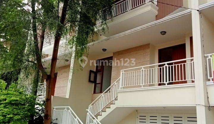 2 Unit Rumah Townhouse 3 Lantai Gres di Pejaten Barat