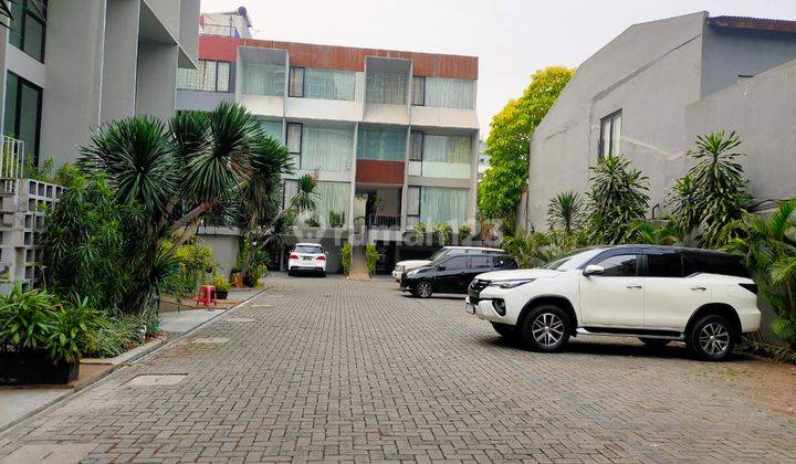 For Rent Townhouse With Very Large Parking Spaces In Kemang 1