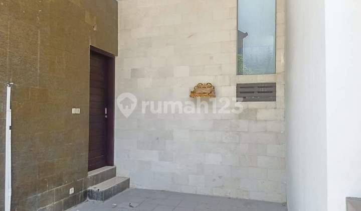 Rumah Semi Villa Dijual Area Strategis Di Kerobokan Bali 