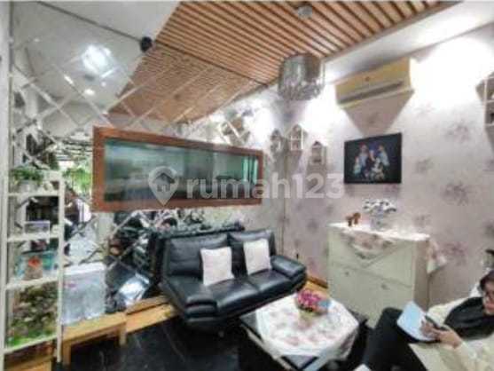 ruang tamu rumah 2 lantai di jl