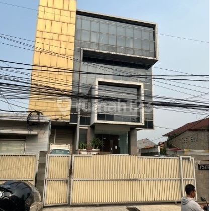 Gedung Perkantoran di Jl Raya Kebayoran Lama Jakarta Selatan