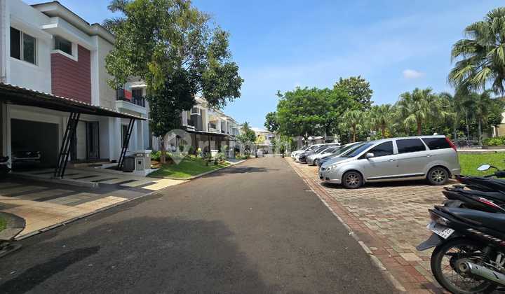 2-Story Hook House in Summarecon Serpong Residential Area, Kelapa Dua, Tangerang Selatan 2