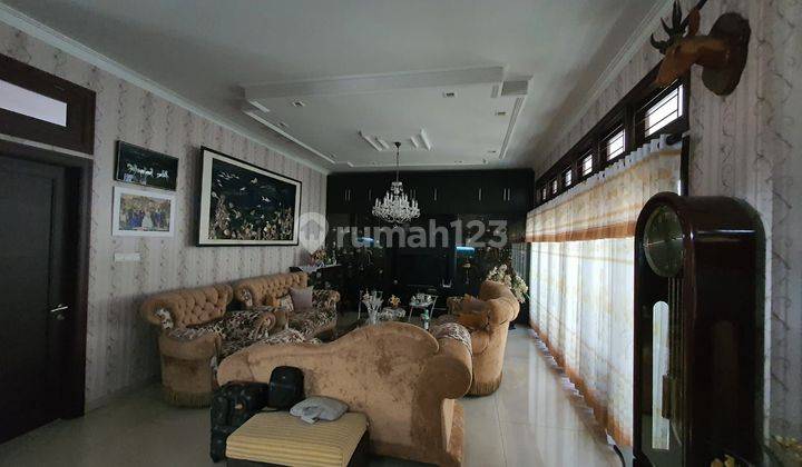 Rumah Dijual Mewah Semi Furnished di Sayap Riau 1