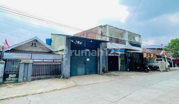 Shop house plus warehouse with good road access in Sindanglaya, Arcamanik.