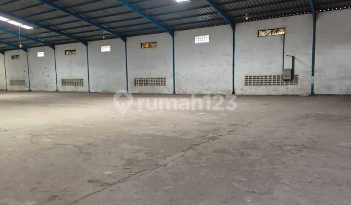 clean warehouse in a warehouse complex near moch toha toll road