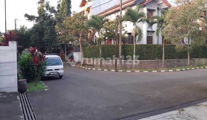 Comfortable Green Home in a Strategic Location at Istana Regency 2 2