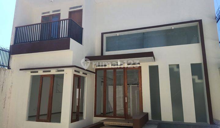rumah modern nyaman 2.5 lantai di setiabudi regency 2