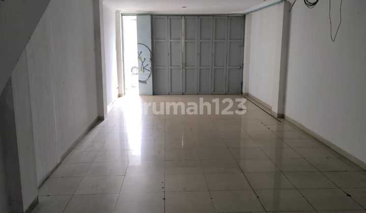 3 shophouses on the main road in Laswi, strategic location. 2