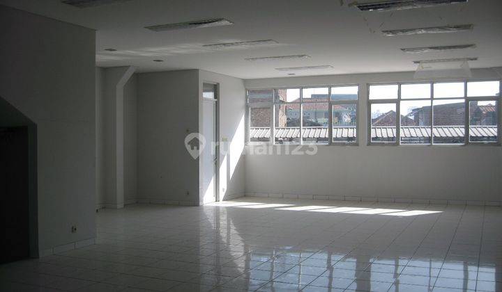 gedung perkantoran lokasi komersil di dekat alun alun 1