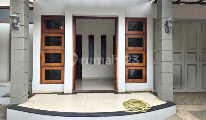 Rumah Nyaman Modern Lokasi di Komplek Singgasana