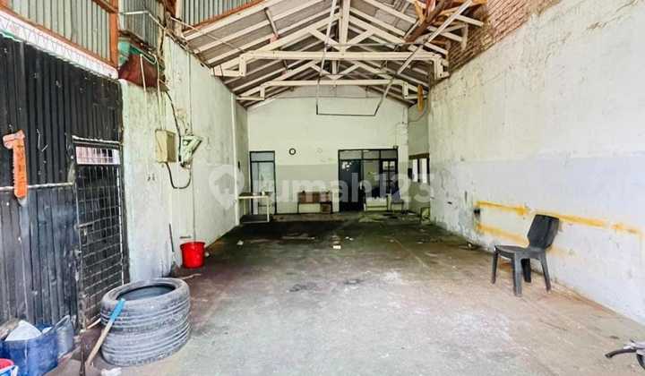 Shop house plus warehouse with good road access in Sindanglaya, Arcamanik.