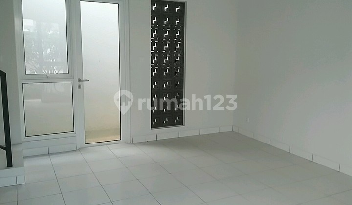 Beautiful Hommey House in Summarecon Complex
