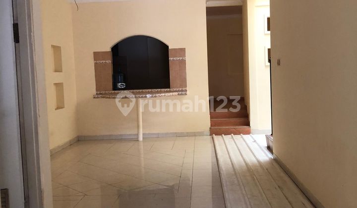 Large, well-maintained newly renovated house in Setra Duta main road.