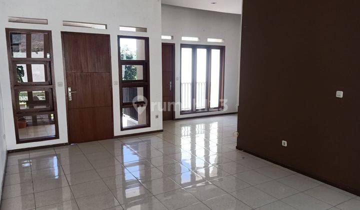rumah modern nyaman 2.5 lantai di setiabudi regency 1