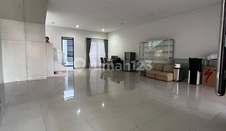 Comfortable Minimalist 2-Story House in Sayap Pajajaran