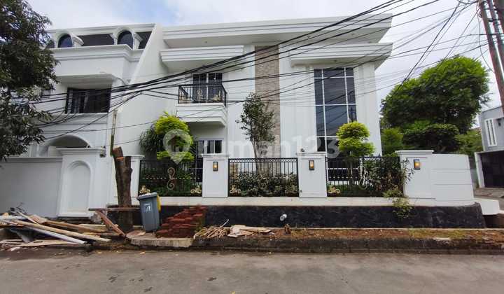 Luxury House in Rajawali Sector 9, Area 218 M², Corner Lot, SHM Certificate, Bintaro Jaya