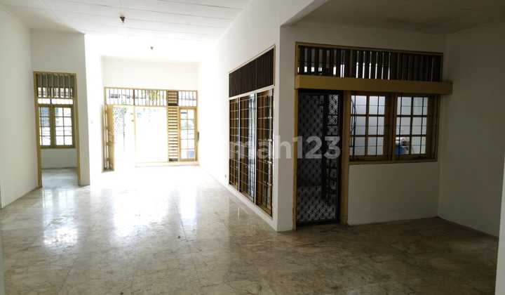 Affordable House in Intercon, 180 M2, 3+1 Bedrooms, Cheap Kebon Jeruk