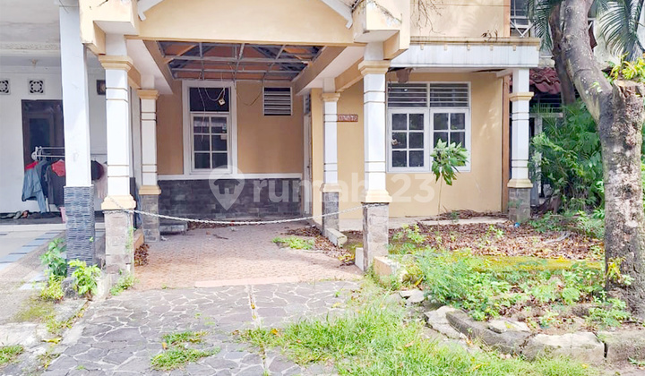 House in Meadow Green Lippo Cikarang for Sale with 8 Bedrooms