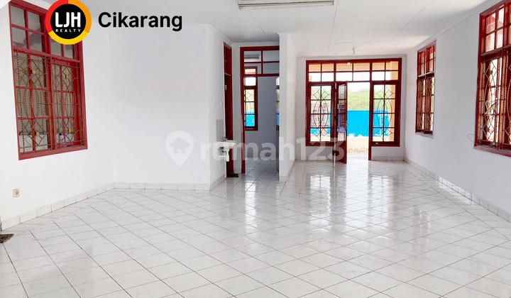 Rumah di Cluster Beverly Lippo Cikarang Dijual Luas dengan 4+1 KT 2