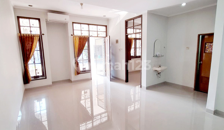 Sewa Rumah Semi Furnished 3+1+1 KT Cluster Beverly Lippo Cikarang 2