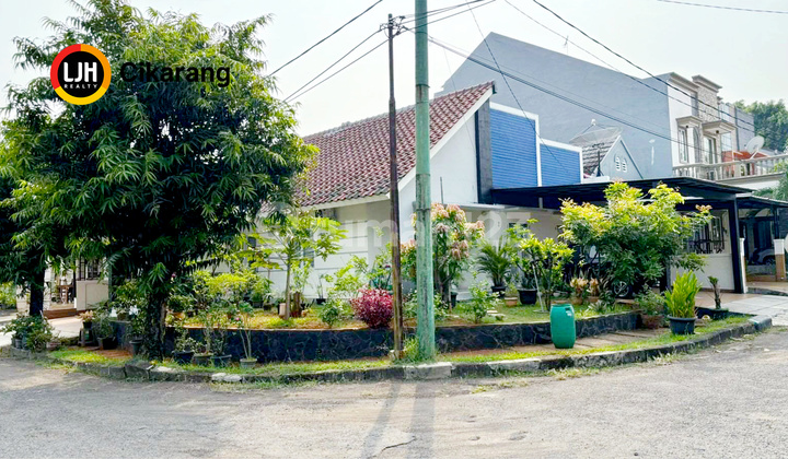 Hook House in Meadow Green Lippo Cikarang, Good, Ready to Occupy, For Sale.