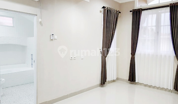 Rent for a Habitable 4+1 Bedroom House Under Renovation in Menteng Lippo