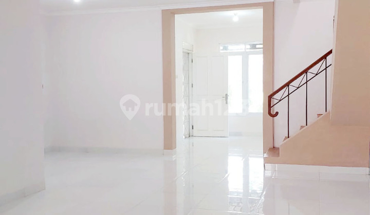 House for Rent in Piccadily Cluster, Lippo Cikarang, Well-Maintained and Nice