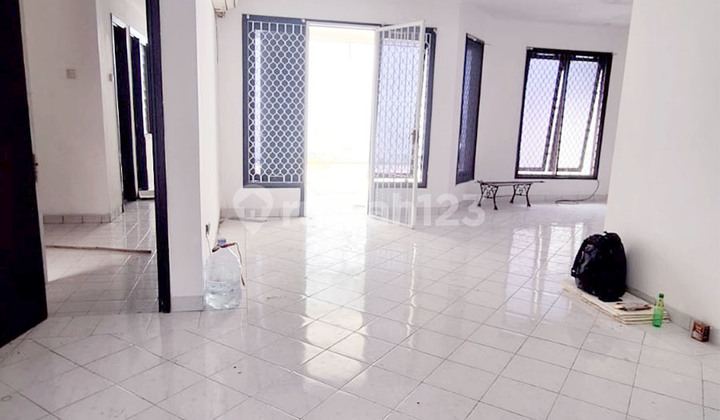 Disewakan Di Jalan Utama Rumah 4+1 KT di Beverly Lippo Cikarang  2