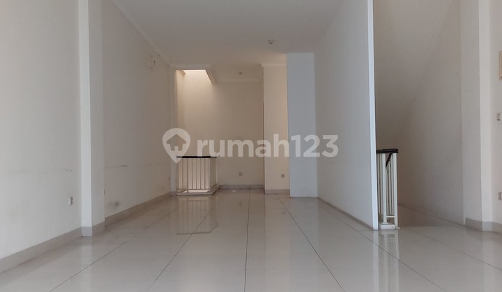 Shop House Ready to Live In and For Sale at Affordable Price, Strategic Location 2