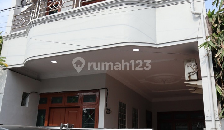 Bisa KPR, Rumah, 3 Lantai, SHM, Dekat Sekolah Negeri, Siap Huni