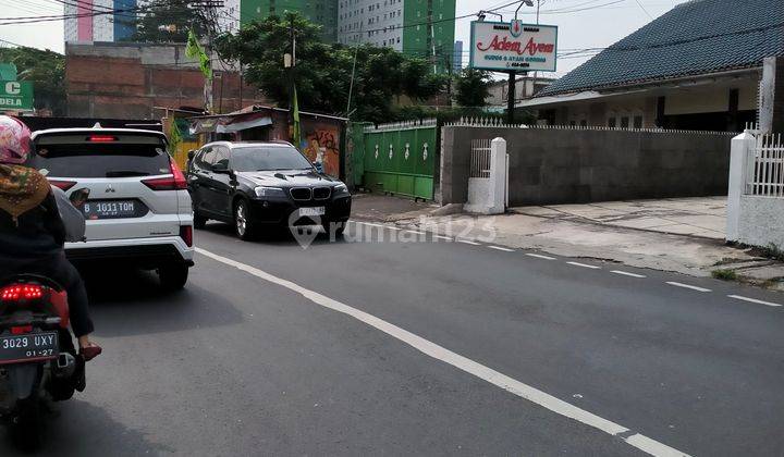 Di  Rumah Cantik 3 Lantai Dekat Mall Green Pramuka 2