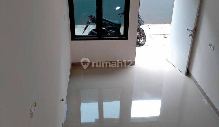 Di Jual Rumah Pojok 2 lantai jalan Industri  1