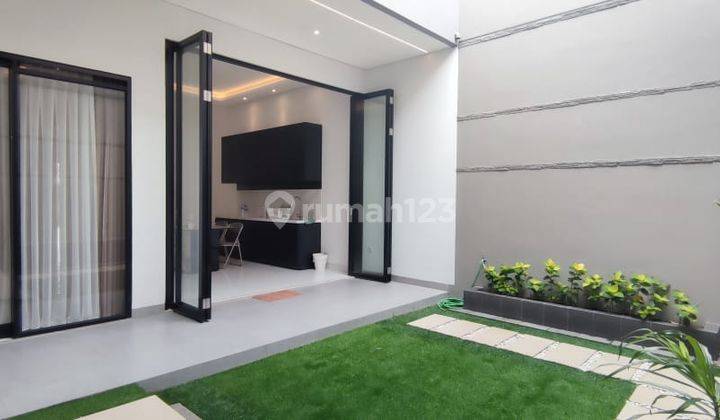 Dijual Rumah 2 Lantai SHM Bagus Setraduta Lokasi Aman Gate 1Pintu 1