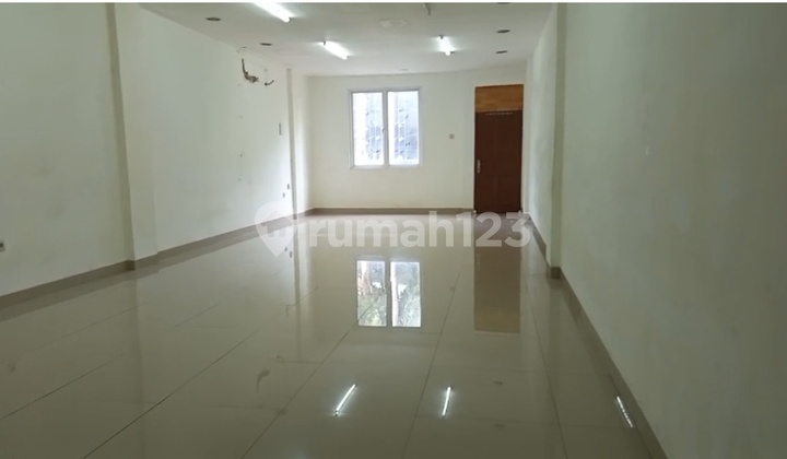 Taman Palem Lestari 4-Storey Shop House, Already Neat and Ready to Occupy. Busy Location and Flanked by Famous Tenants. 1