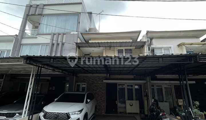 Rumah Green Court 2.5 Lantai Siap Huni. Lingkungan Aman Bersih