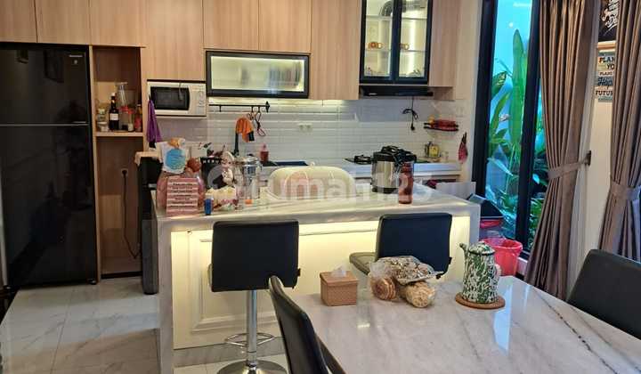 Rumah Cantik Full Renov 2.5 Lantai di Suvarna Sutera.harga Damai 2
