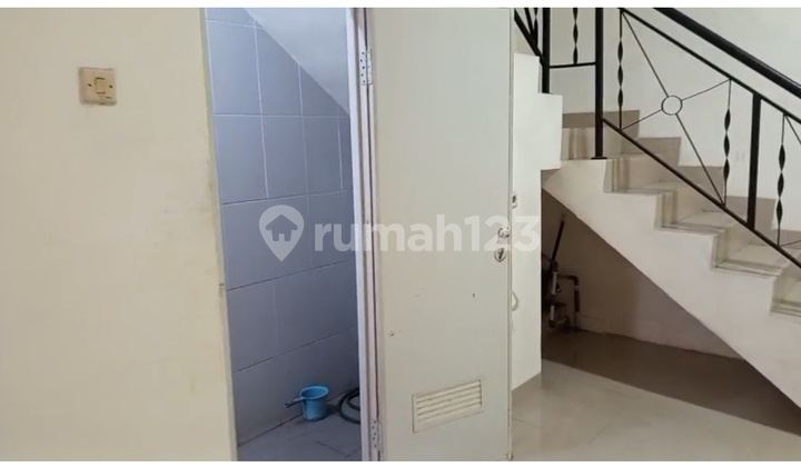 Taman Palem Lestari 4-Storey Shop House, Already Neat and Ready to Occupy. Busy Location and Flanked by Famous Tenants. 2