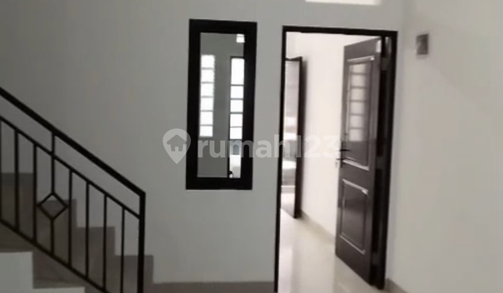 Rumah Bangunan Baru 3 Lantai di Tanjung Duren. Bebas Banjir. Lingkungan Baik Rumah Bangunan Baru 3 Lantai di Tanjung Duren. Bebas Banjir. Lingkungan Baik