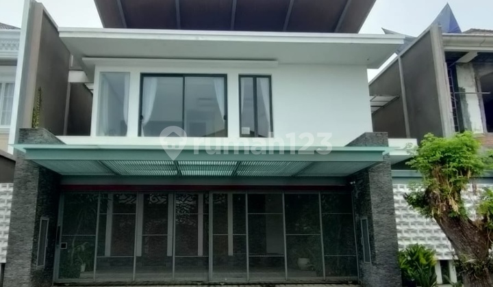 Rumah Minimalis dengan Konsep Villa Siap Huni di Pakuwon City