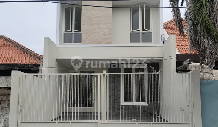 NEW MINIMALIST HOUSE MANYAR TIRTOASRI ROW STREET 3 CARS