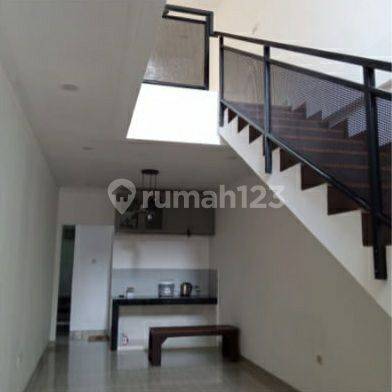 Rumah Dua Lantai Siap Huni Area Holis. 1