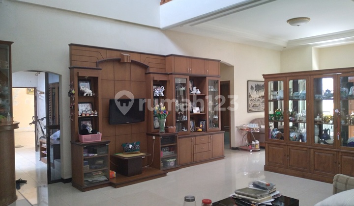 RUMAH MEGAH 2LT DENGAN 6 KAMAR TIDUR LINGKUNGAN TENANG DI MAKAM HAJI SOLO 2