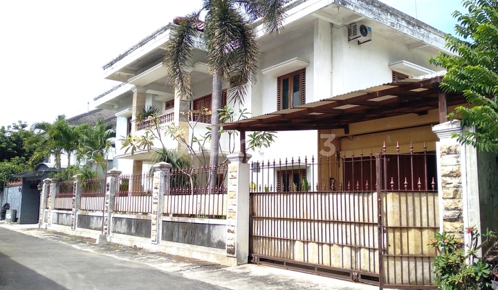 RUMAH MEGAH 2LT DENGAN 6 KAMAR TIDUR LINGKUNGAN TENANG DI MAKAM HAJI SOLO 1