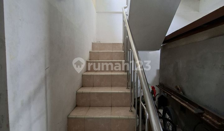 Two-story shop house in a busy and strategic area in Colomadu. Two-story shop house in a busy and strategic area in Colomadu.