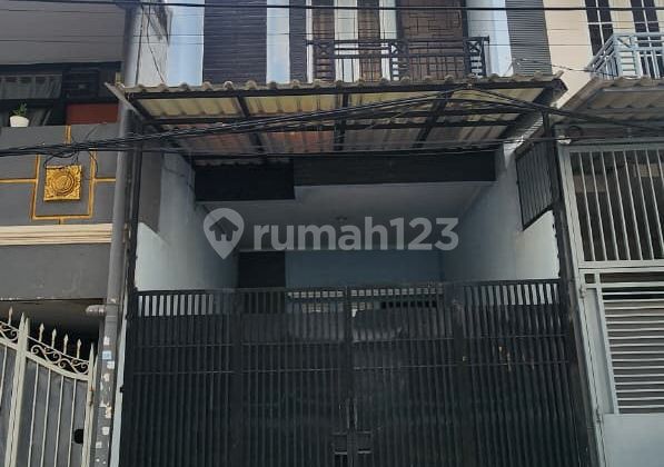 Rumah 3 Lantai di Jl Hemat 3 Grogol Petamburan Jakarta Barat