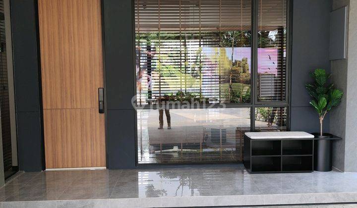tampak depan rumah mewah 2 lantai lokasi