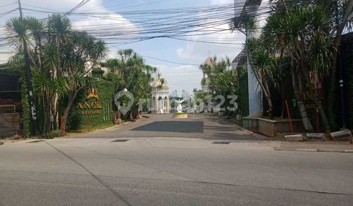 Classic Style House in Strategic Cluster Location West Jakarta Classic Style House in Strategic Cluster Location West Jakarta