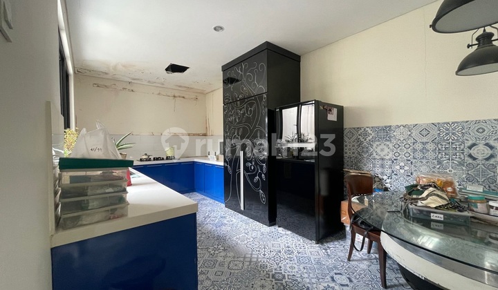 Good Neat Minimalist Tourist City House lt 240 lb 200 Negotiable 2