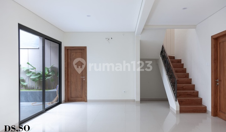 A good, neat minimalist ready-to-occupy house, land area 200, building area 256, in Legenda Wisata.